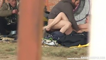 Javni Trojček Z Brezdomnim Parom In Opazovalcem