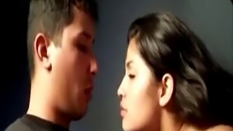 Čutni Indijski Pari Delijo Svoje Intimne Trenutke V Domačem Videu