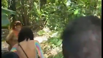 一群朋友在海滩上狂野派对