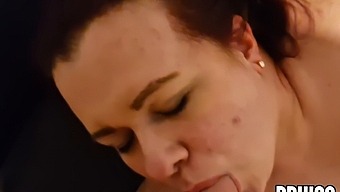 Une Femme Potelée Fait Une Fellation Profonde Et Avale Le Sperme De Son Ami, Filmé Par Son Mari