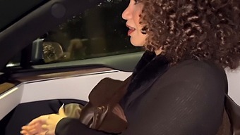 Mlada Žena Dobi Gangbang V Avtu S Tujcem, Medtem Ko Njen Mož Gleda.